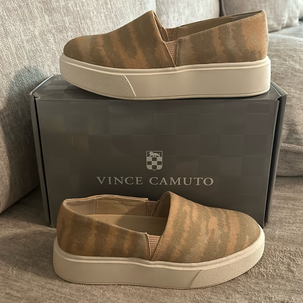 Vince Camuto muted beige tie dye canvas slip ons Sz 7.5 7 1/2 women's shoes